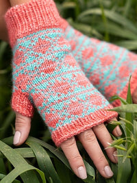 Daya Mittens by Lauren Rad