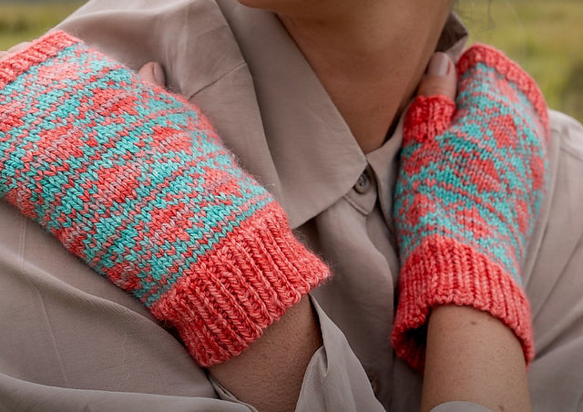 Daya Mittens by Lauren Rad