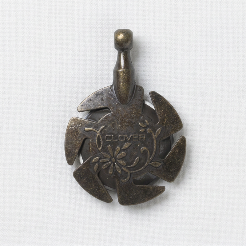 Clover Yarn Cutter Pendant Antique Gold