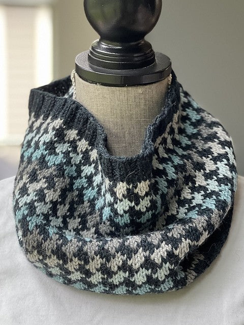 Houndstooth Cowl by Raging Wool