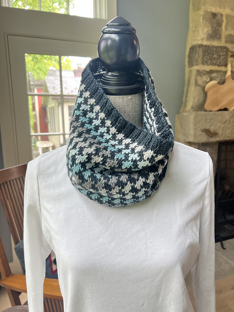 Houndstooth Cowl by Raging Wool