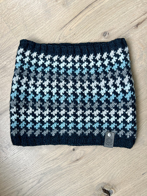 Houndstooth Cowl by Raging Wool